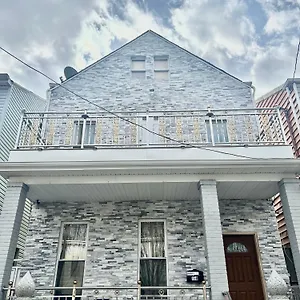  Guest house 3 Bedrooms In 2nd Floor Modern Brooklyn Home, Close To J Train United States